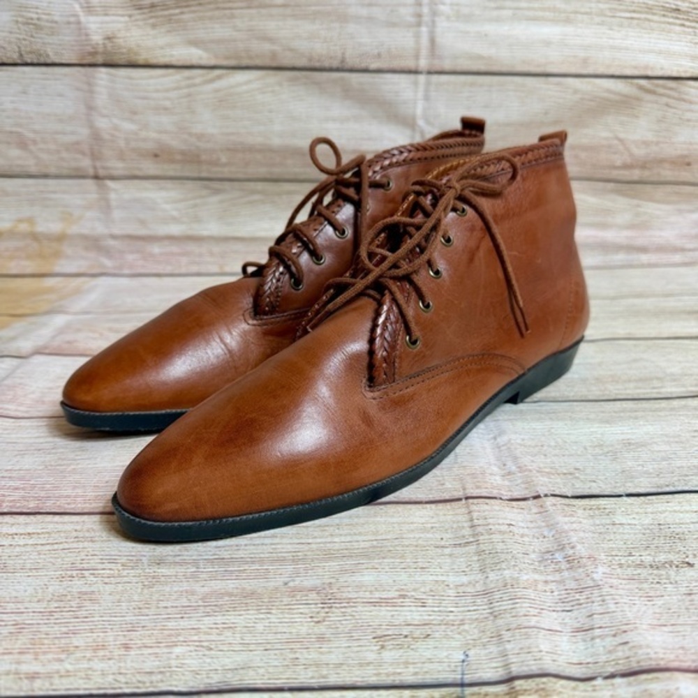 Vintage bear traps, Brown leather braided ankle boots. Size 10.